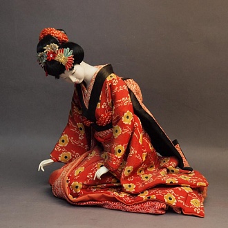 Японская кукла "Склонившаяся девушка в красном кимоно"